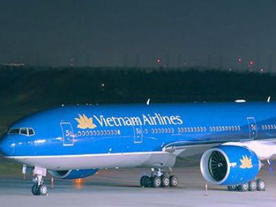 Máy bay Vietnam Airlines hạ cánh khẩn cấp cứu hành khách