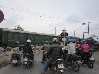 Nghệ An: Tàu hỏa đâm công nhân đường sắt gãy tay chân