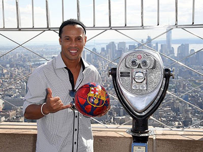 Ronaldinho tiếp tục cống hiến cho Barca