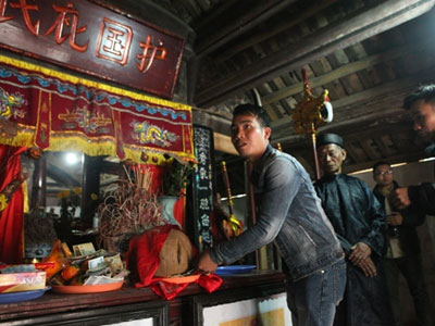 Trai làng buồn thiu vì hội cướp phết thành hội… sờ phết