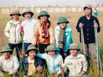 Dân mạng rộ trào lưu chia sẻ ảnh cũ nhân ngày tình bạn