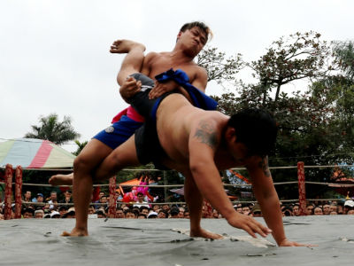 Đô vật chuyên nghiệp thi tài "kẹp cổ, khóa tay" ở hội đình làng