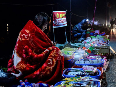 Quàng chăn bán hàng, đội mưa đi lễ chùa ở chợ Viềng