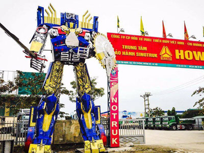 Robot khổng lồ nặng gần 8 tấn được một công ty ở Hà Nội mua về trưng bày trước cổng