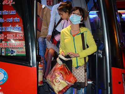 Ăn Tết dài ngày, người dân trở lại thành phố lúc nửa đêm