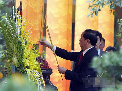 Chủ tịch nước dâng hương ở Hoàng thành Thăng Long