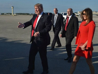 Chuyên gia ngôn ngữ cơ thể lý giải việc Trump tránh nắm tay vợ