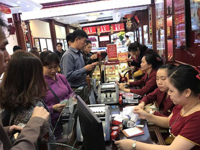Dân đổ xô đi mua vàng trước ngày vía Thần Tài