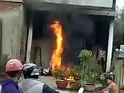 Mâu thuẫn trong cuộc nhậu, người đàn ông đốt 2 xe máy