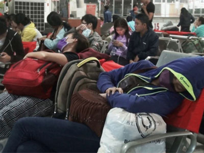 Người dân vạ vật ngủ ở bến xe khi trở lại Sài Gòn lúc nửa đêm