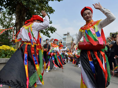 Trai Hà Nội má phấn môi son chơi múa bồng