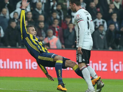 Ăn vạ thô thiển, Van Persie bị ngôi sao nhạc pop nguyền rủa