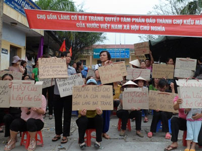 Chợ gốm Bát Tràng đột ngột đóng cửa, tiểu thương đánh trống phản đối