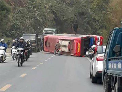 Hòa Bình: Mất phanh, tài xế nhanh trí điều khiển xe khách lao vào vách núi