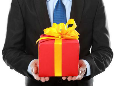 Khi quan huyện trả lại quà Tết