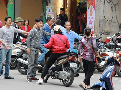 Kiếm bộn tiền nhờ trông xe cho khách mua vàng