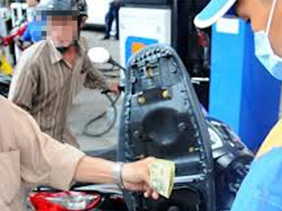 Lợi dụng đổ xăng để cướp tiền nhân viên cây xăng