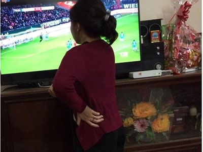"Mẹ bổi" 95 ăn mặc lếch thếch đứng che ti vi chồng khiến các chị em "cùng cảnh" cũng giật mình thon thót
