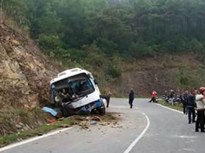 Tài xế ôtô khách đâm vào vách núi khai "xe bị mất phanh"