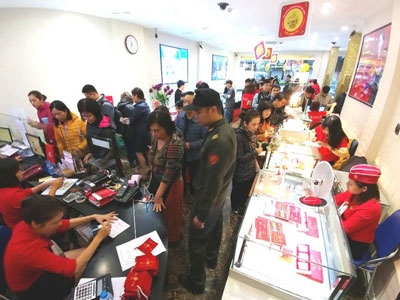 Vì sao người dân xếp hàng như thời bao cấp đi mua vàng ngày Thần tài?