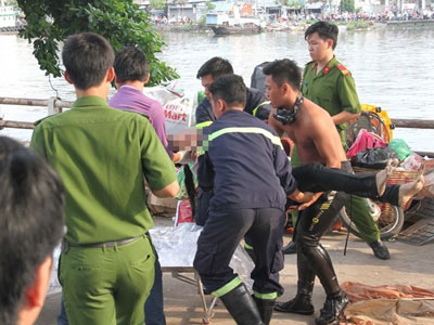 Ba giờ lặn kênh tìm cô gái đuối nước ở Sài Gòn