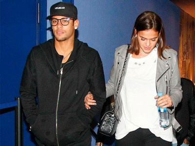 Bị treo giò, Neymar đi xem phim với bạn gái xinh xắn