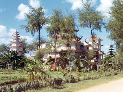 Bỏ hết sản nghiệp, tỷ phú Sài Gòn bất ngờ về quê ở ẩn