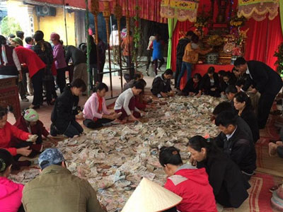 Choáng trước tiền công đức trải đầy sàn nhà, người nhà đền xếp cả ngày không hết
