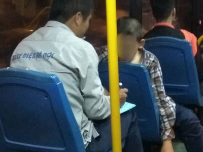 Chuyện giản dị phía sau bài toán của anh phụ xe và cậu nhóc lớp 7 ngay trên xe bus khiến ta mỉm cười!