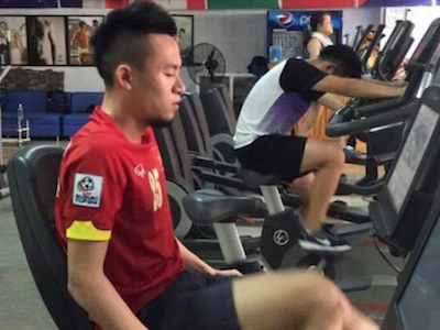Huy Toàn trở lại tập gym sau chấn thương gãy tay
