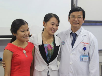Lần đầu tiên tại Việt Nam, hai gia đình hoán đổi thận để cứu con