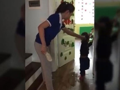 Một trong 2 cô giáo cầm dép đánh trẻ chỉ có bằng Cao đẳng Y