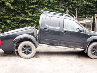 Nissan vướng scandal xe bán tải gẫy đôi ở Anh