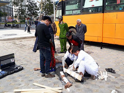 Hà Nội: Thùng phuy phát nổ khiến thợ hàn gãy hai chân
