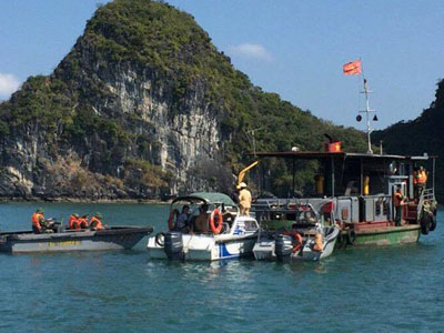 Tìm thấy thi thể khách nước ngoài rơi xuống biển Hạ Long, có tạ buộc ở chân