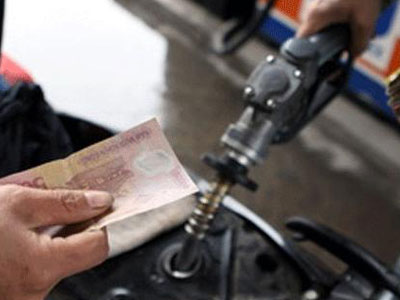 VCCI: Doanh nghiệp khó cạnh tranh nếu xăng "gánh" 8.000 đồng thuế môi trường