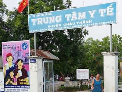 Bé gái 2 tuổi tắc ruột chết nghi do chuyển viện chậm