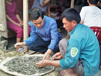 Đào móng nhà, người đàn ông phát hiện hũ tiền cổ đúng ngày vía Thần tài