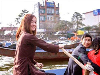 "Hot girl lái đò" ở chùa Hương làm thổn thức cộng đồng mạng
