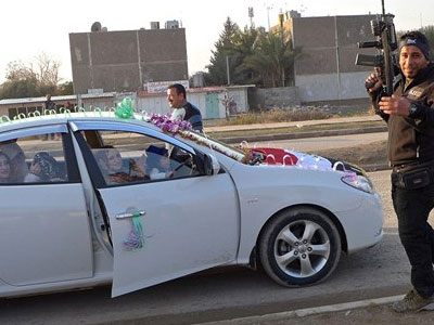 Nã súng AK 47 để ăn mừng đám cưới ở Mosul