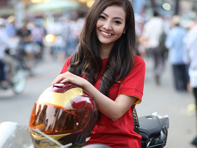 Nữ biker 9X Sài Gòn cưỡi xe khủng cổ vũ Công Phượng và U23 Việt Nam