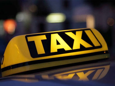 Tài xế lái taxi chạy quá tốc độ vì... hành khách xì hơi