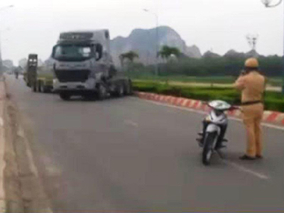 Tài xế xe đầu kéo đánh võng, trốn cảnh sát vì "vội trả hàng"