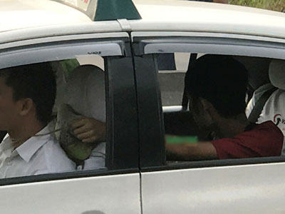 Tên cướp siết cổ tài xế taxi khi xe đang chạy trên xa lộ Hà Nội