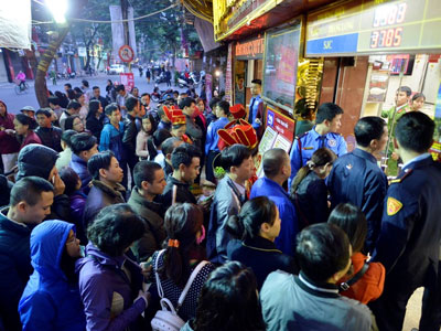 Thổi giá vàng, móc túi người mua