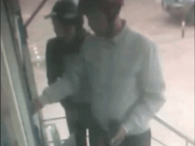Camera ghi hình đôi nam nữ rút tiền từ thẻ ATM bỏ quên