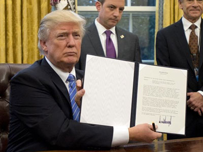 Chữ ký “như dây thép gai” nói gì về con người ông Trump?