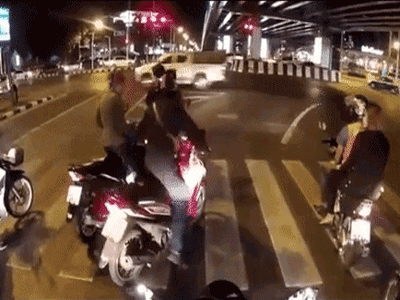 Video: "Cú vít ga vô tâm" và vụ tai nạn bất ngờ trên đường