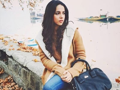 Cô gái bất ngờ nổi tiếng nhờ chụp selfie cùng thần tượng
