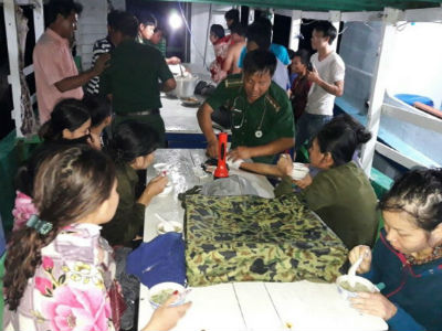 Giây phút hãi hùng của 14 người khi cano lật giữa biển đêm